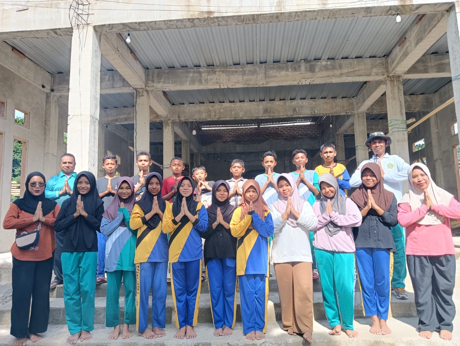 Menyambut Bulan Suci Ramadhan Guru dan Siswa MTs Negeri Manggarai Barat melaksanakan Bersih Bersih Masjid (BBM)